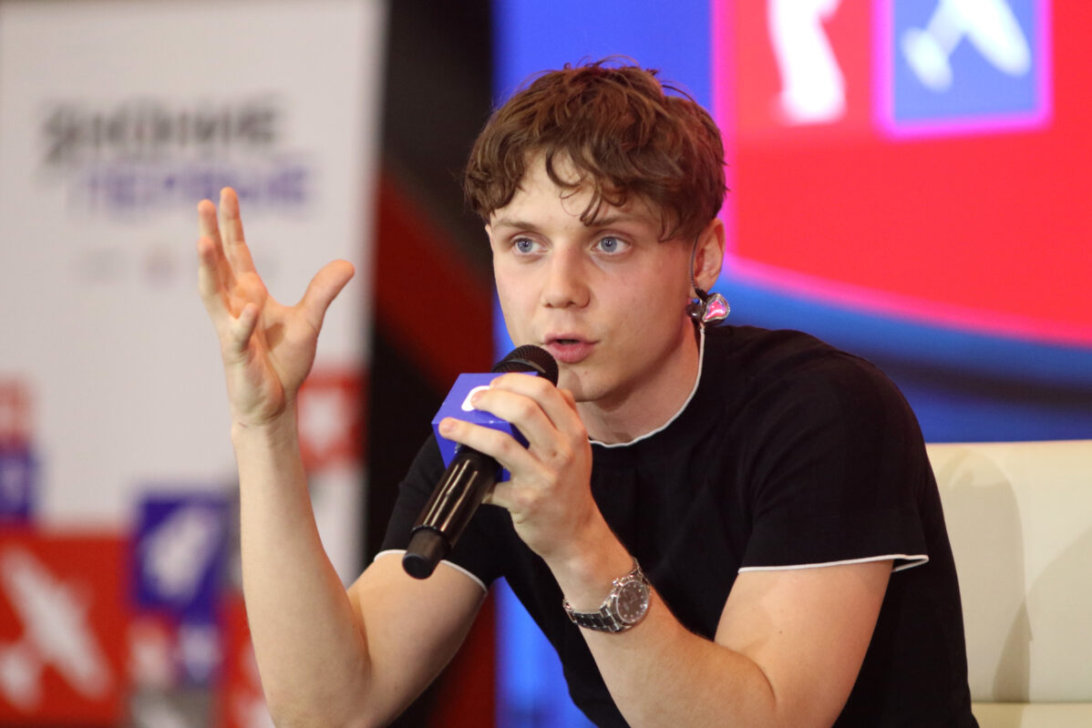 В 2022 году Ваня Дмитриенко выступал на «Первом канале», получил музыкальную премию «Золотой граммофон», став её самым юным обладателем за всю историю. В 2025-м награждён премией «Самый ожидаемый релиз года» за совместный трек «Силуэт» и получил награду «Артист года» из рук Филиппа Киркорова