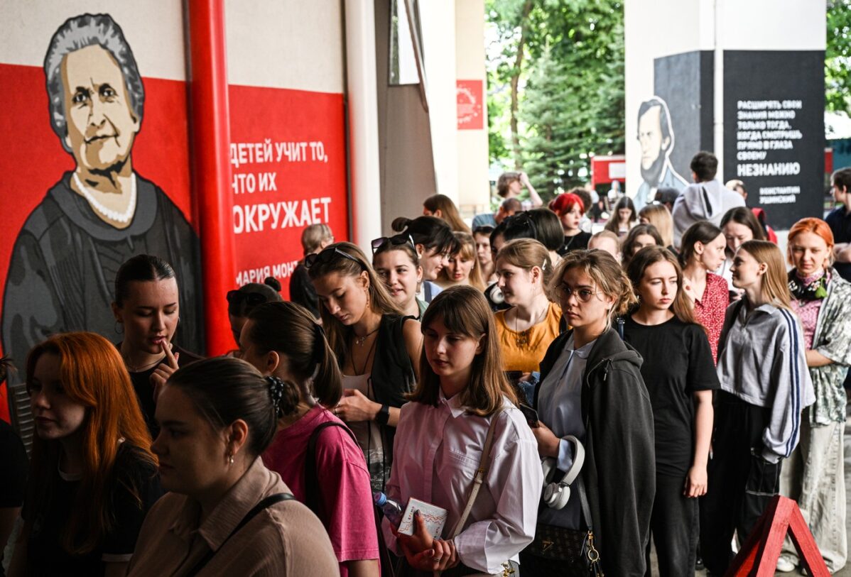 Выпускникам колледжей теперь нужно сдавать ЕГЭ для поступления на непрофильные специальности; вводится минимальный порог в 50 баллов ЕГЭ для платного обучения на ряде направлений