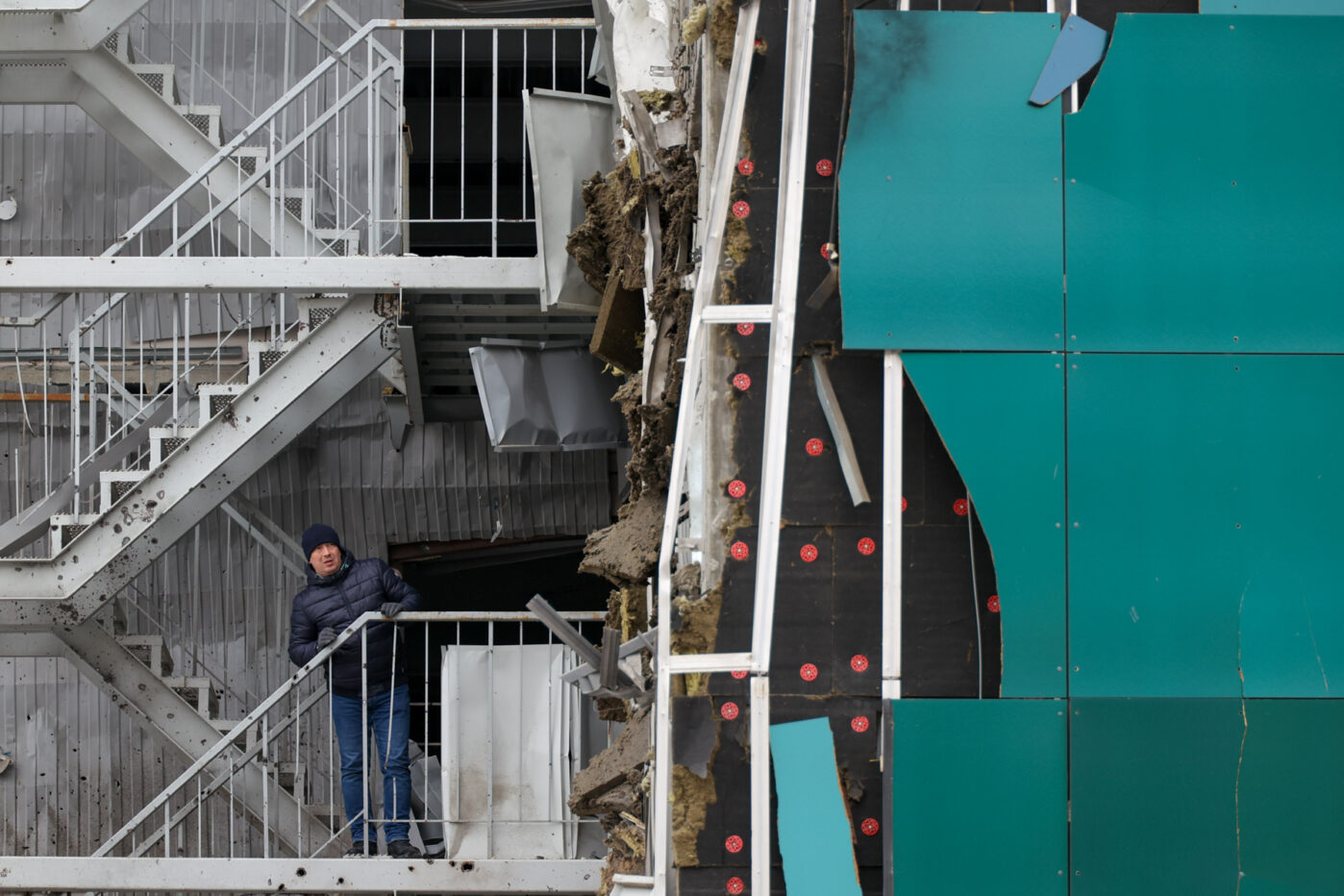Повреждённая в результате обстрела стена одного из торговых центров в Белгороде