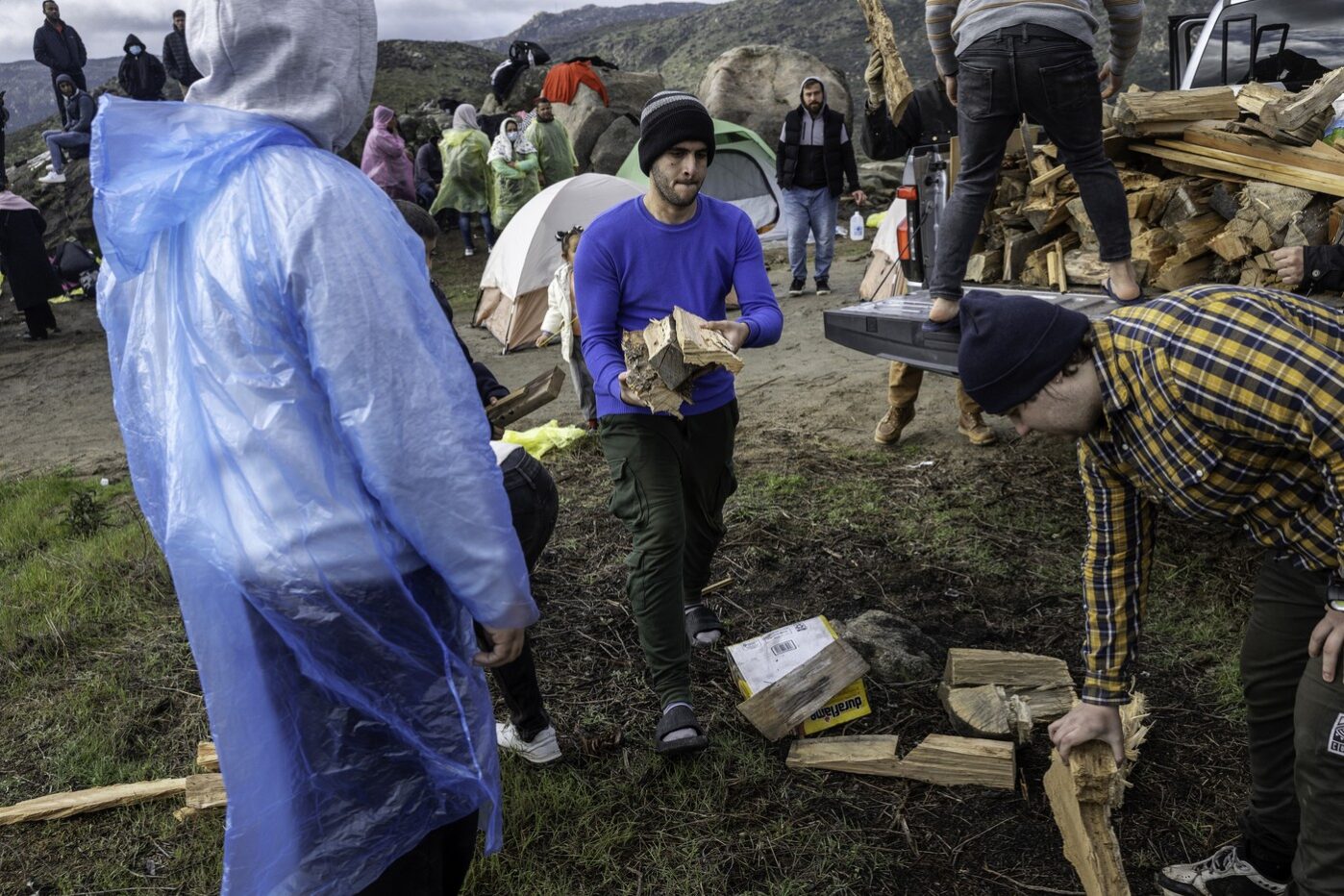 Российские иммигранты собирают дрова, доставленные волонтерами, ожидая перевозки пограничниками США в&nbsp;Кампо, Калифорния