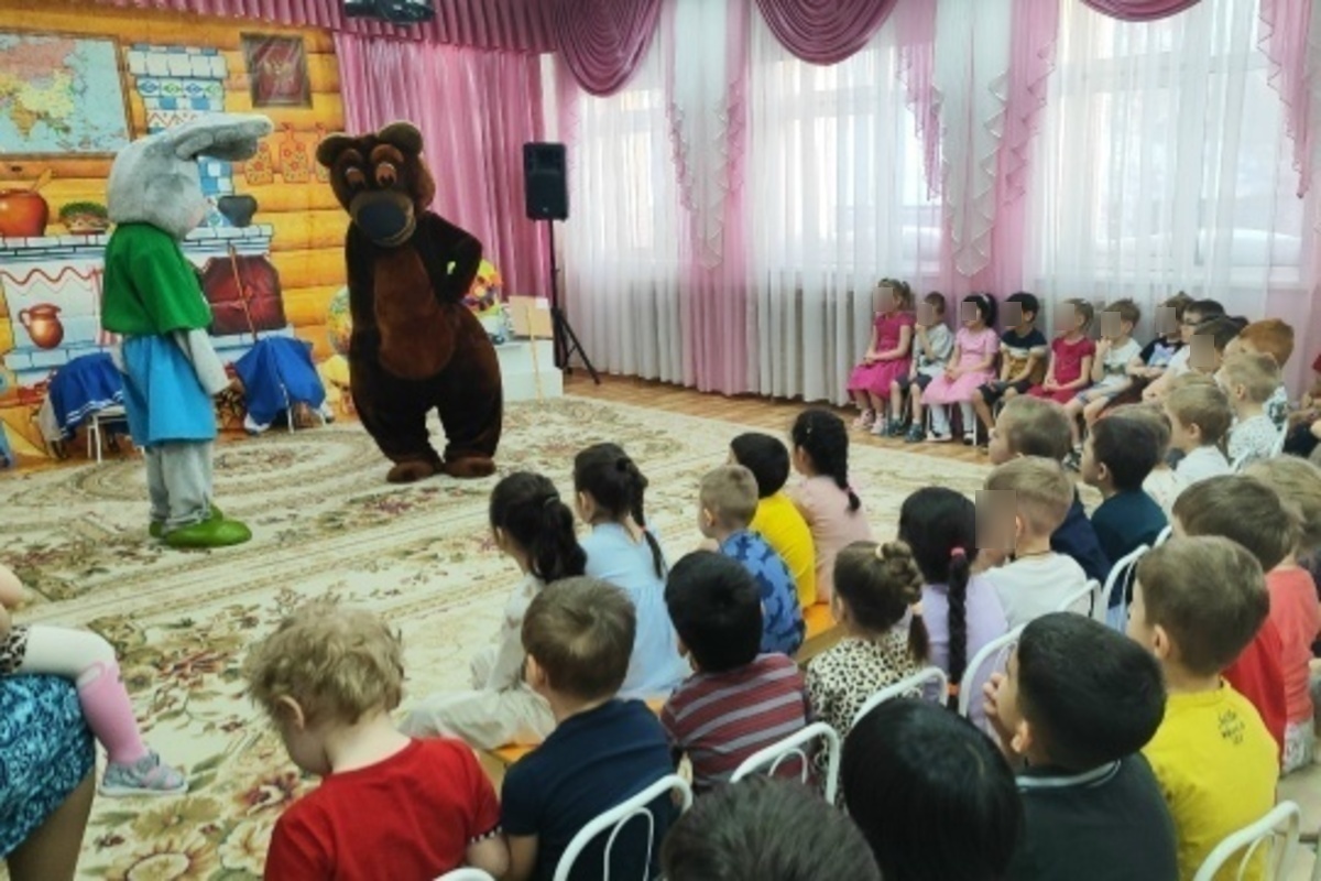 В российских детских садах в преддверии Дня защитника Отечества 23 февраля показали кукольный спектакль про зайца, решившего записаться в армию