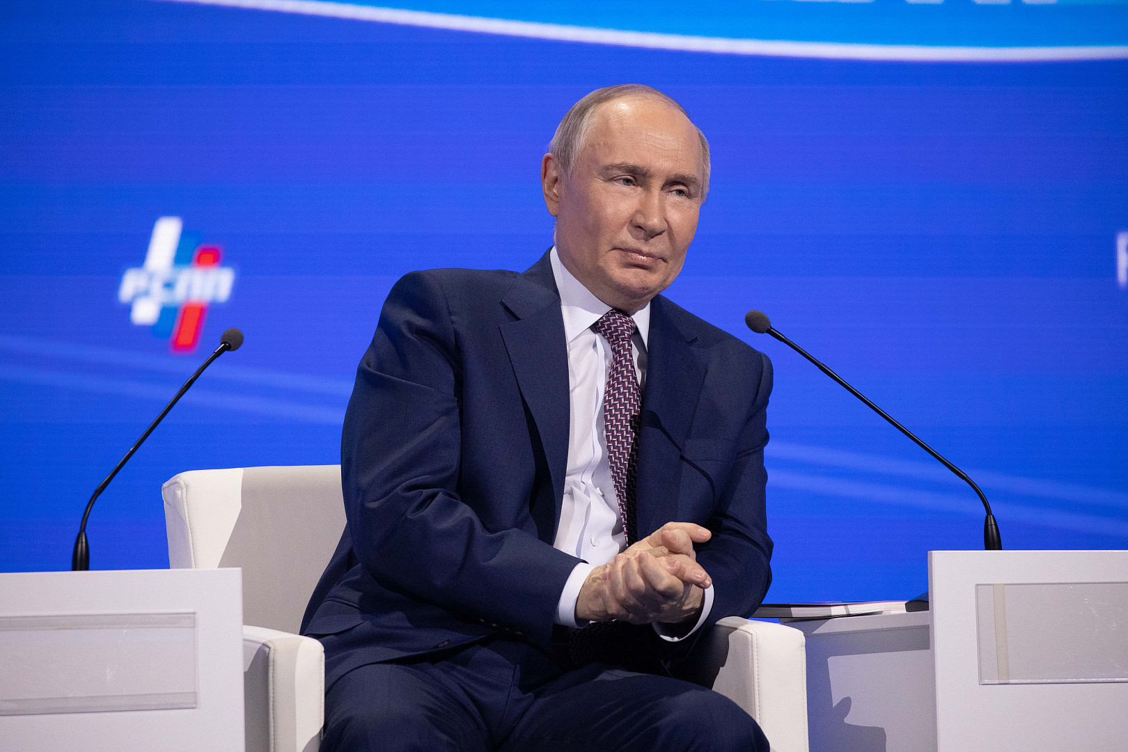 Владимир Путин на закрытой встрече с бизнесом предложил добровольные взносы на войну