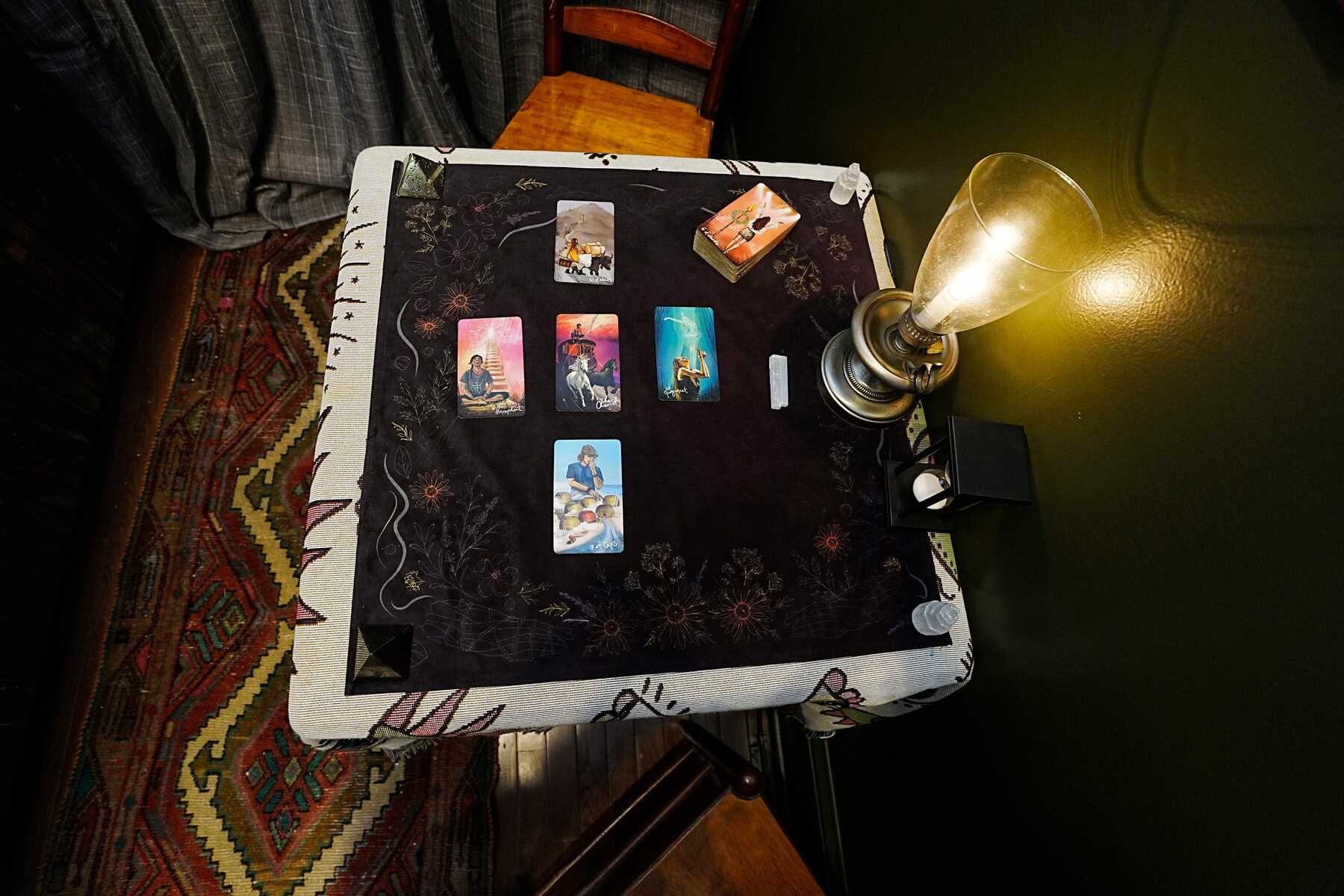 Опрос ВЦИОМ: россияне широко верят в духов, домовых и предсказания