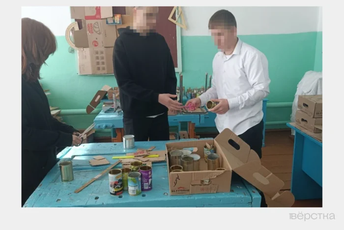 Школьники изготавливают окопные свечи для фронта во&nbsp;время урока “Технологии”