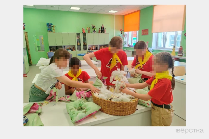 Школьницы набивают подушки для фронта во&nbsp;время урока “Технологии”