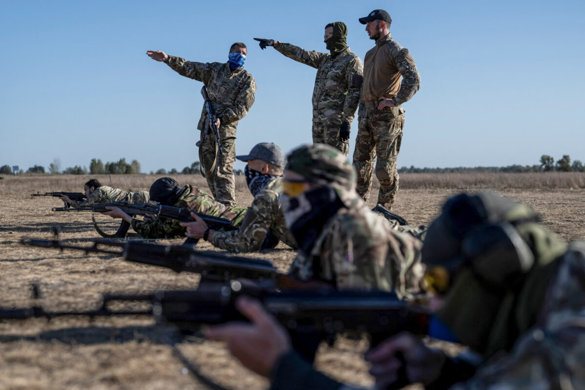 Новобранцы Русского добровольческого корпуса участвуют в&nbsp;военных учениях на&nbsp;окраине Киева