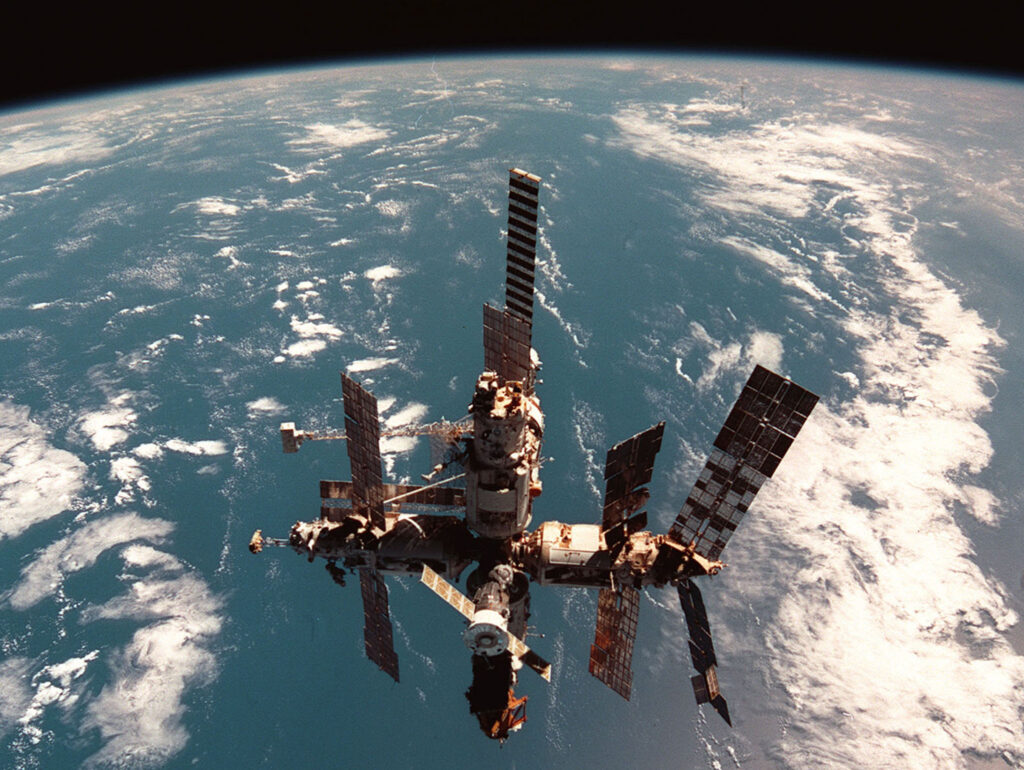 Россия планирует запустить первый модуль орбитальной станции РОС в&nbsp;2028 году. РОС станет преемником затопленной советско-российской станции «Мир», находившейся на&nbsp;орбите с&nbsp;1986 по&nbsp;2001 год