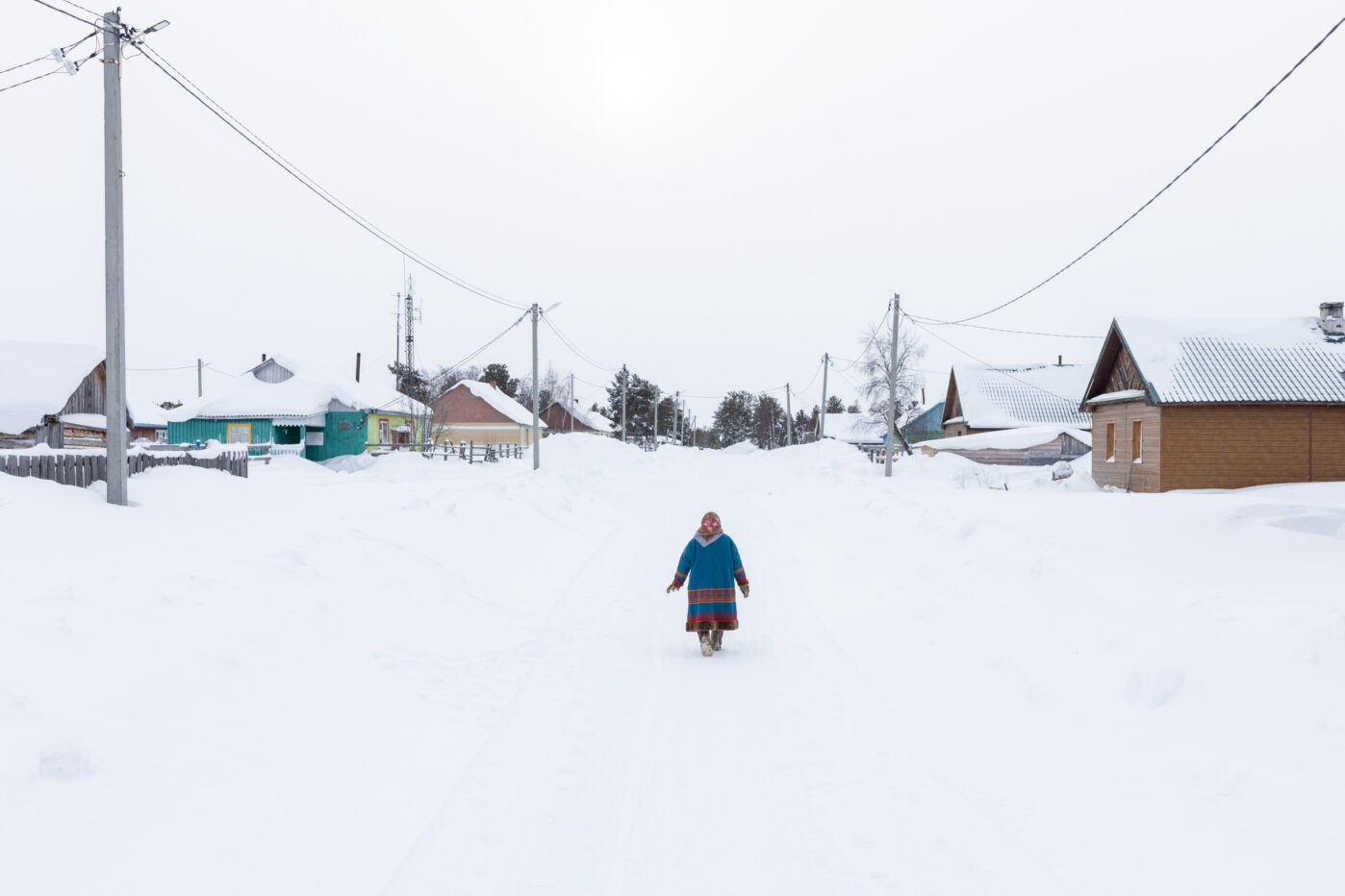 Жительница деревни Нумто Ханты-Мансийского края идет по&nbsp;центральной улице