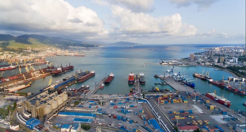 В Новороссийске при атаке беспилотников пострадали восемь человек. Повреждён нефтяной терминал «Шесхарис»