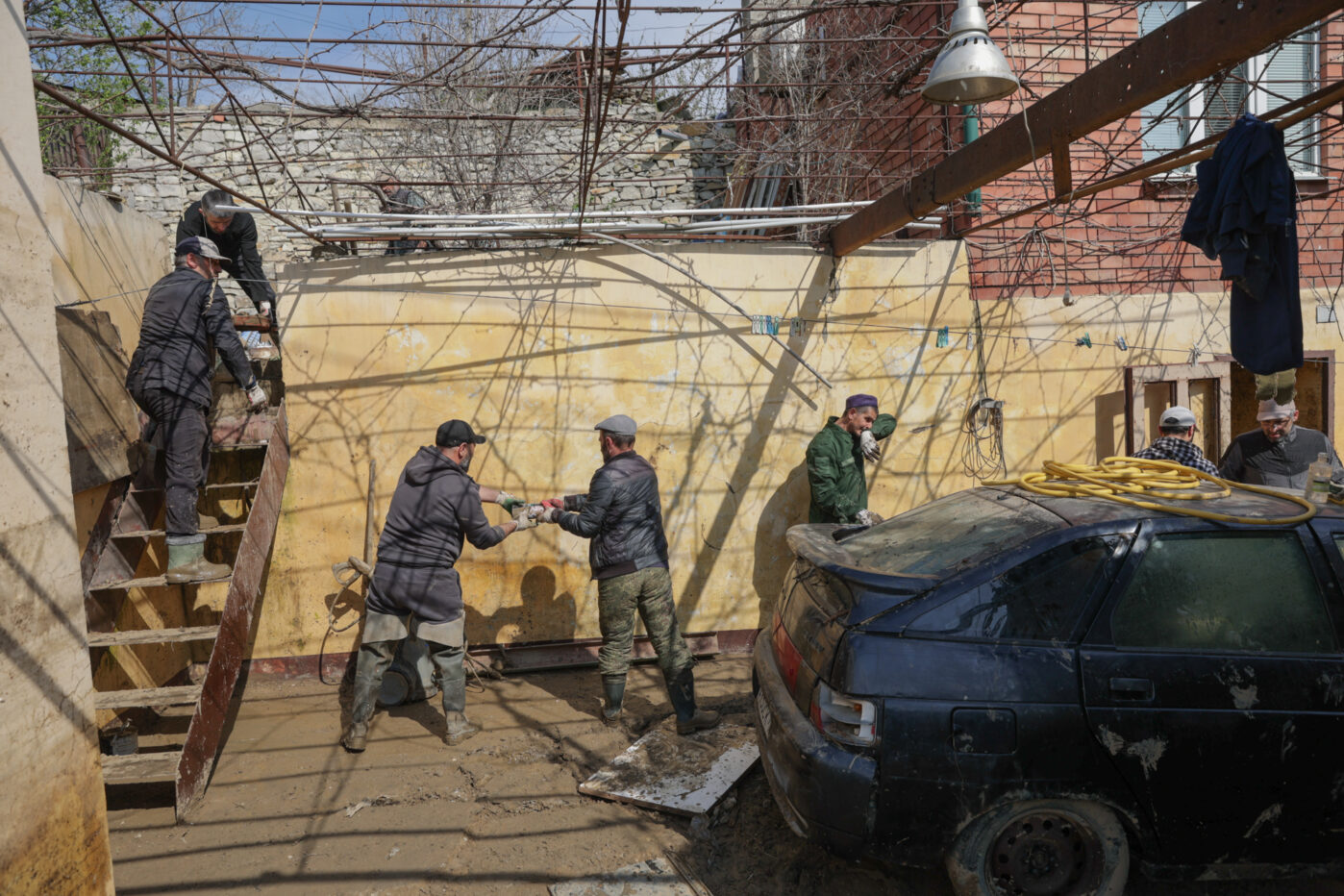 Во время наводнения в Дагестане погибли не менее семи человек, разрушены десятки домов, волонтёры разбирают завалы