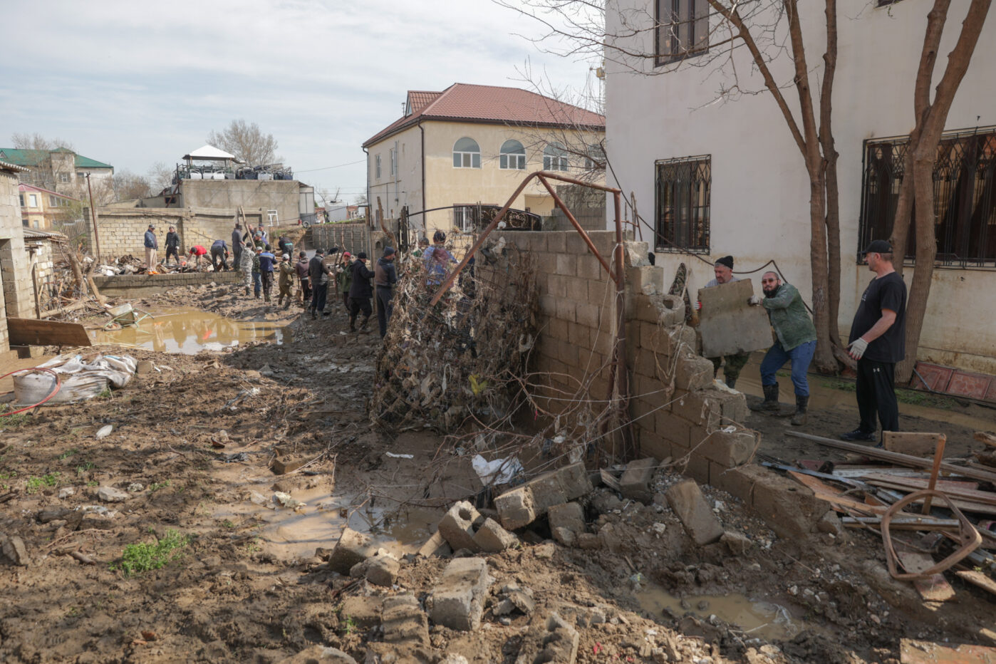 Во время наводнения в Дагестане погибли не менее семи человек, разрушены десятки домов, волонтёры разбирают завалы