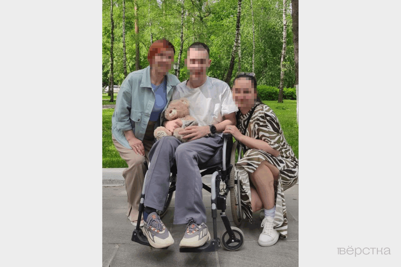 Волонтёры с пациентом «Госпиталя № 2» в Кузьминках, в котором проходят лечение и реабилитацию ветераны «СВО»