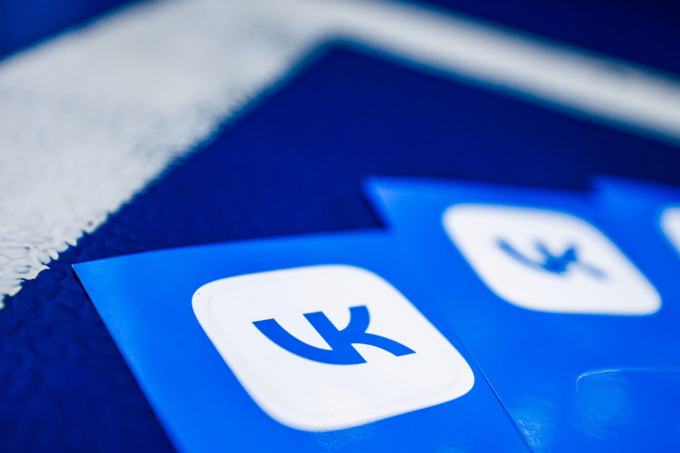 VK подала иск к Apple из-за удаления своих приложений из App Store. Компания пригрозила взыскивать с Apple до 58 млн рублей за день неисполнения решения суда