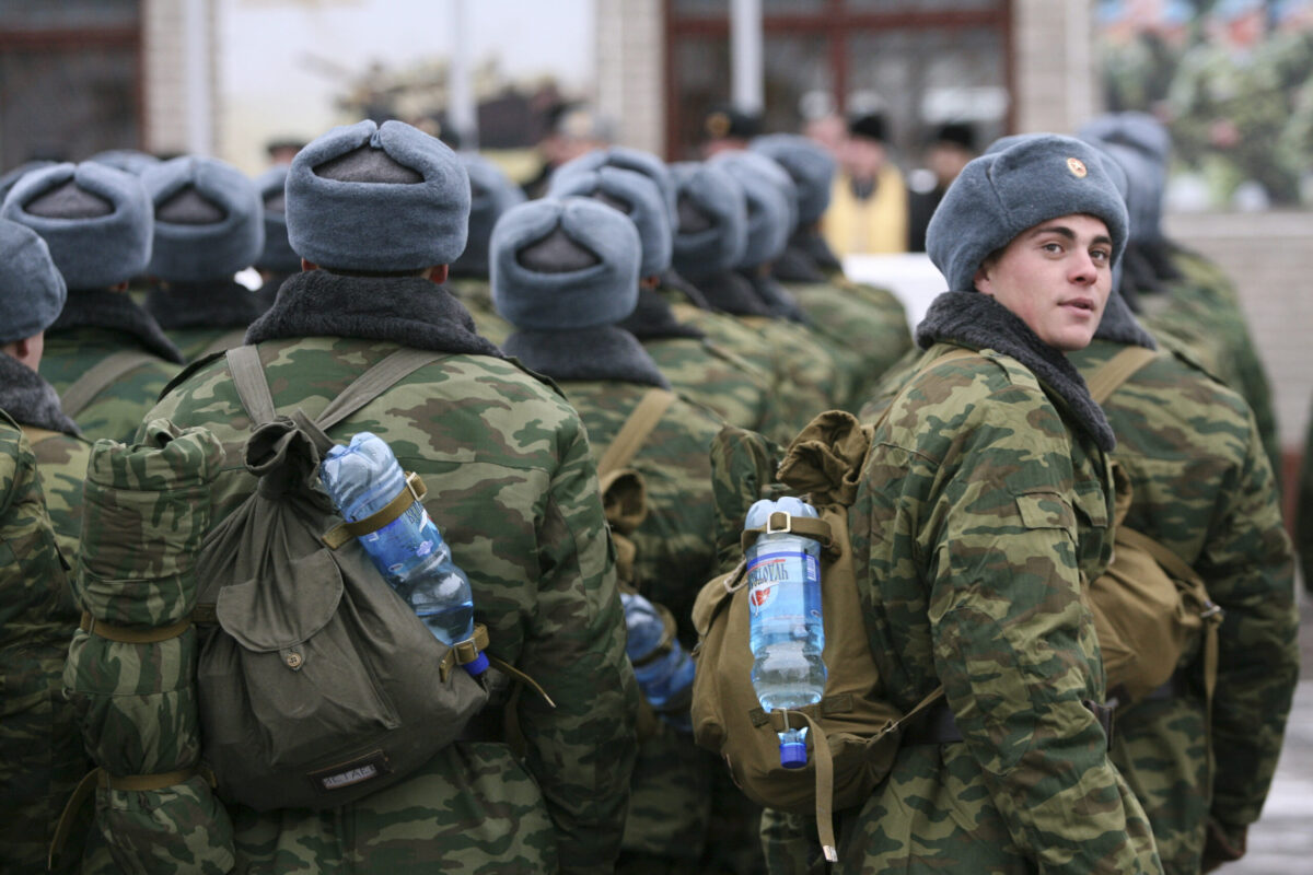 С 1 октября в России начнётся осенняя отправка срочников в армию. Что известно о призыве и возможной мобилизации