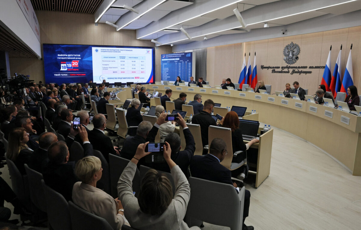«Яблоко» набирает 6,2% на выборах в Новгородскую областную думу. На выборах в Госдуму «Единая Россия» получает конституционное большинство