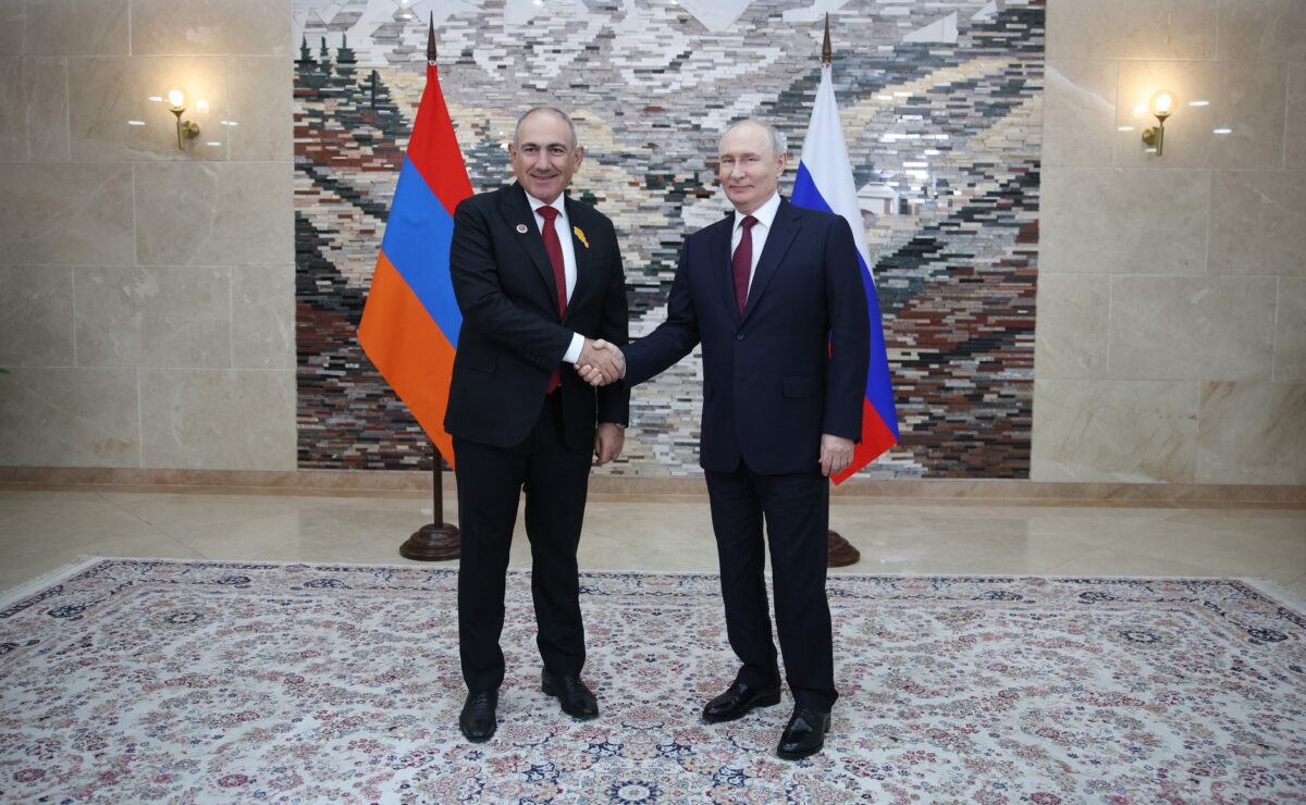 Владимир Путин и Никол Пашинян встретились на саммите ШОС в Бишкеке. Путин призвал Ереван быстрее определиться между Евросоюзом и ЕАЭС