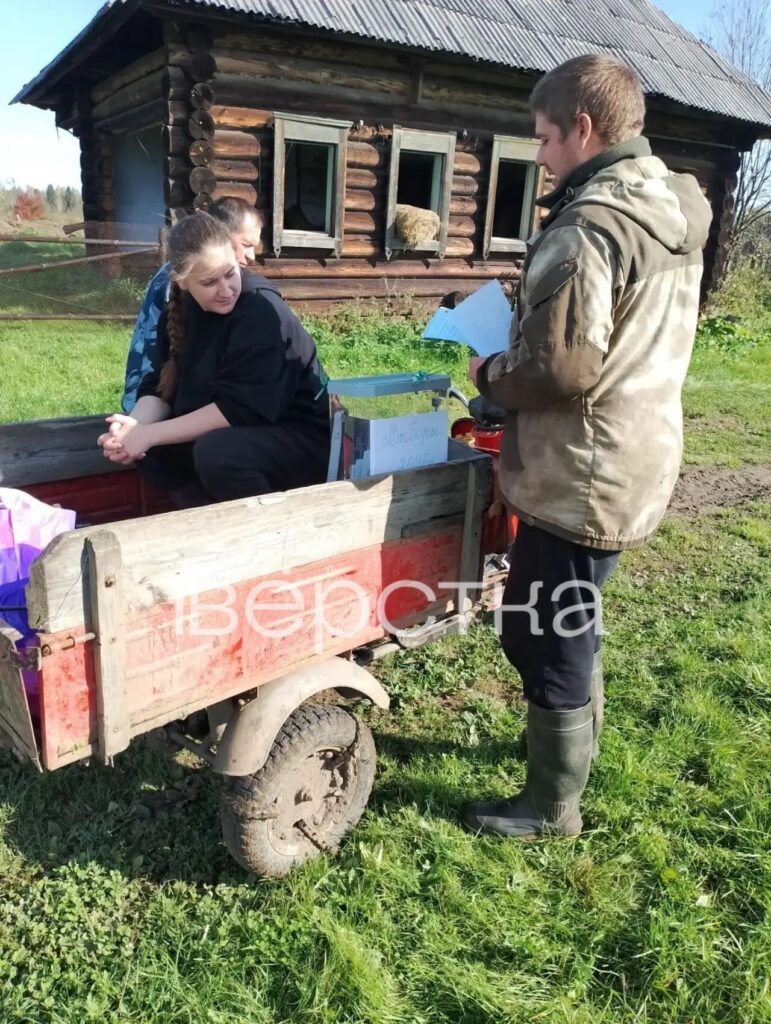 На досрочном этапе выборов в Госдуму россияне начали голосовать на пеньках, телегах и капотах машин