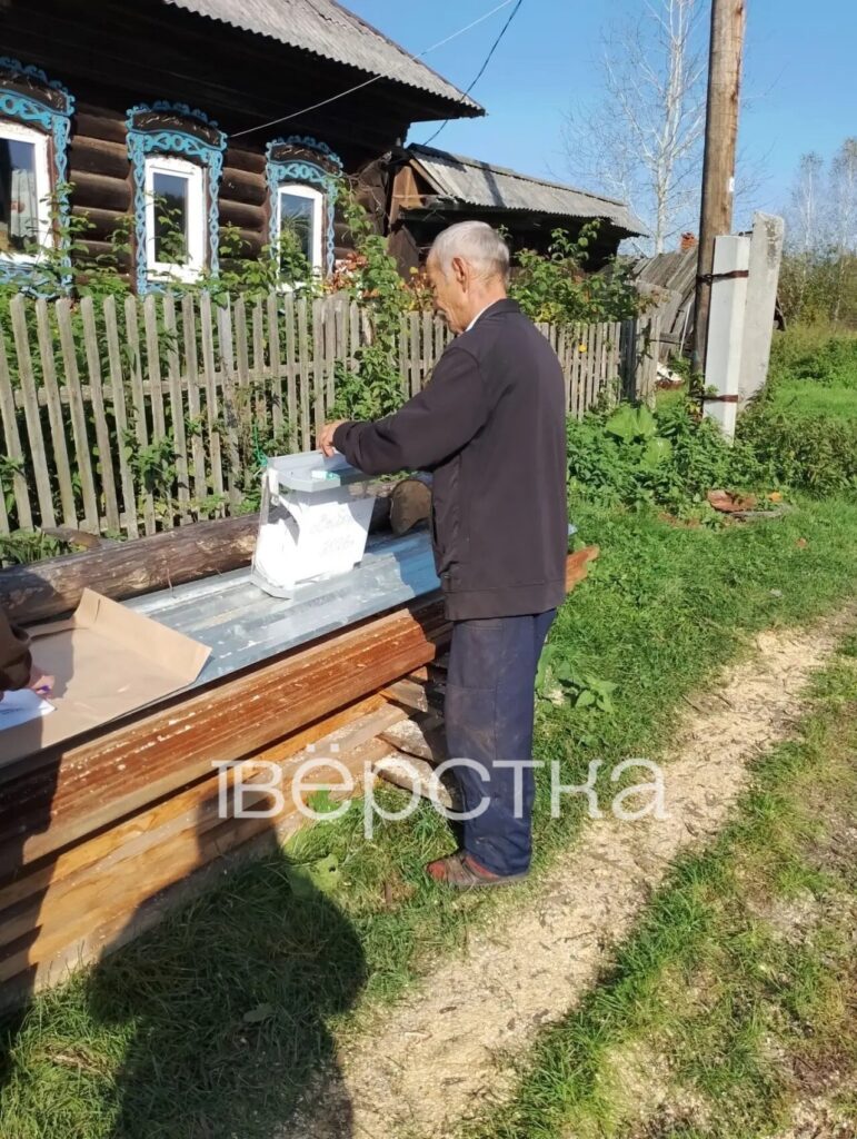 На досрочном этапе выборов в Госдуму россияне начали голосовать на пеньках, телегах и капотах машин