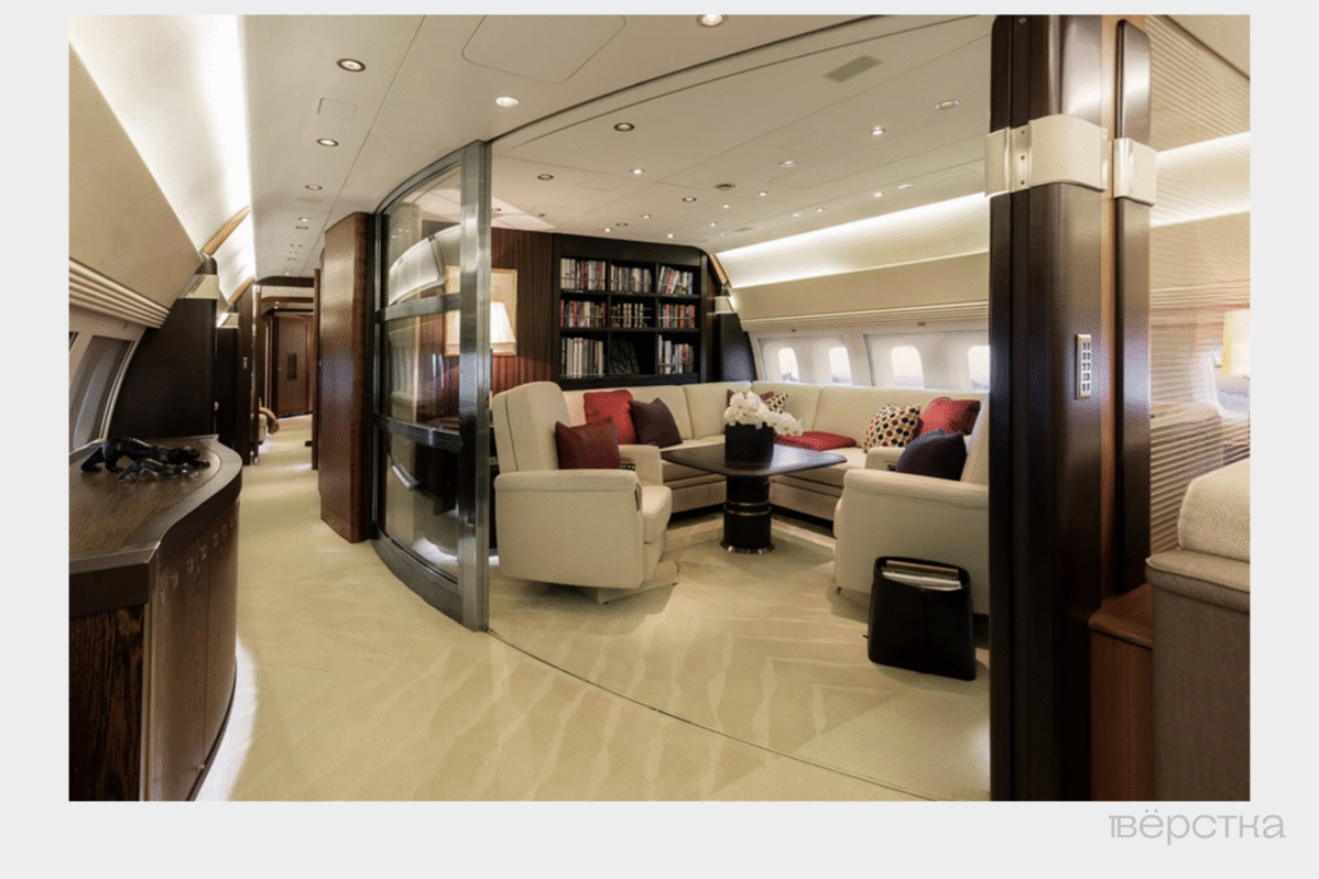 В Boeing 767, который принадлежал Роману Абрамовичу, четыре спальни, библиотека, гостиная и парадная столовая с дорогой деревянной отделкой