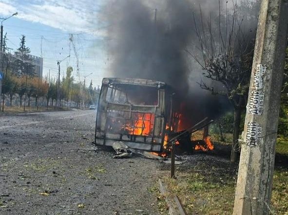 Российская армия ударила авиабомбой по улице Краматорска, где находились два пассажирских автобуса. Погибли 33 человека